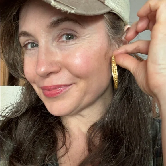 Stunning sexy RARE Sezane Gold Hoop Earrings 💋 - Picture 3 of 3